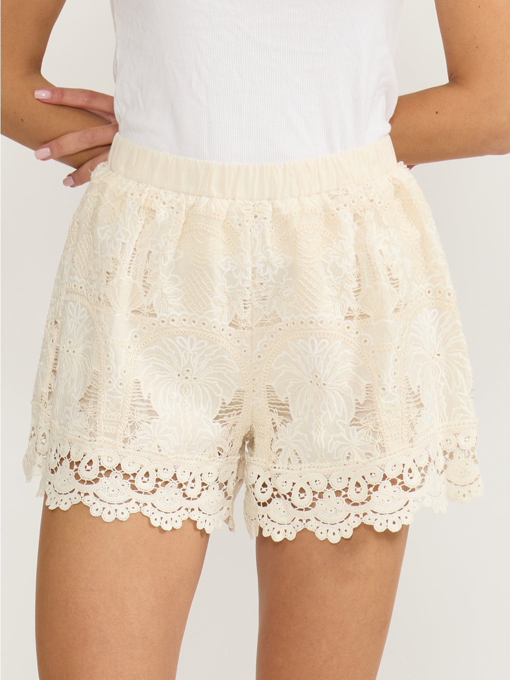 Lucy Paris  Cream Palm Tree Embroidered Shorts.  Size Small